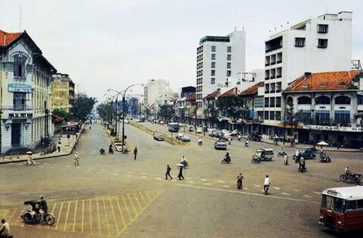 Hotspot Matrix và 2 kiểu áo hot nhất hè này: Giá chưa đến 100k mà giúp vóc dáng thon thả